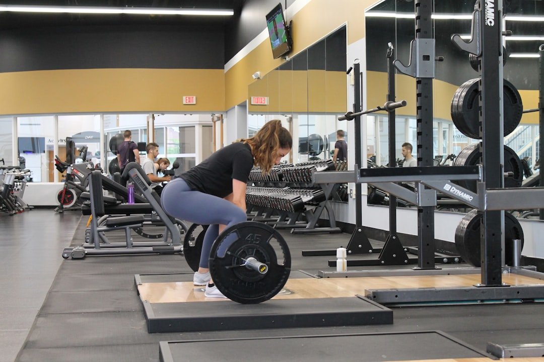product-04 woman-lifting-barbell-oo-rhghlnha